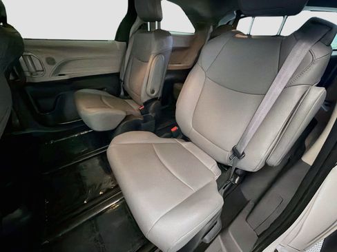Used 2024 Toyota Sienna XLE w/ XLE Plus Package FWD image 13