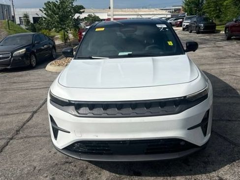 Used 2024 Jeep Wagoneer Launch Edition AWD/4WD image 2