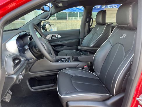 New 2026 Chrysler Pacifica Limited image 14