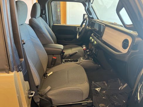 Used 2025 Jeep Wrangler Sport AWD/4WD image 21