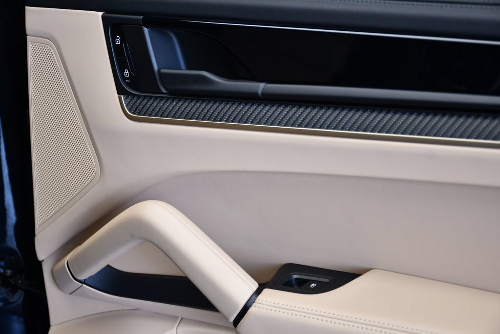 Certified 2025 Porsche Cayenne AWD/4WD image 51