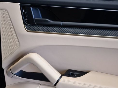 Certified 2025 Porsche Cayenne AWD/4WD image 51