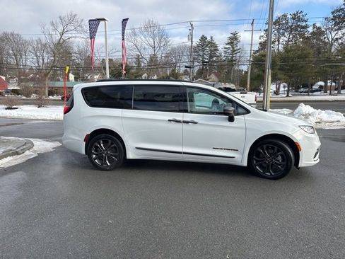 Used 2023 Chrysler Pacifica Touring-L w/ Road Tripper Package image 5