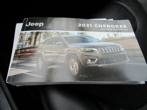 Used 2022 Jeep Cherokee Trailhawk w/ Premium Leather Package image 32