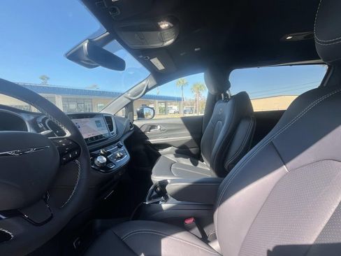New 2026 Chrysler Pacifica Select w/ S Appearance Package image 10