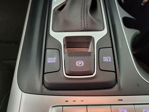 Used 2024 Kia Carnival LX image 11