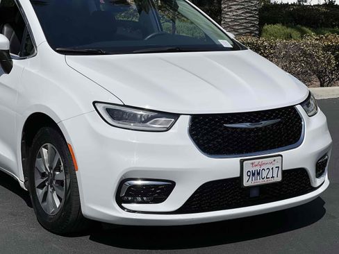 Used 2023 Chrysler Pacifica Touring-L image 63