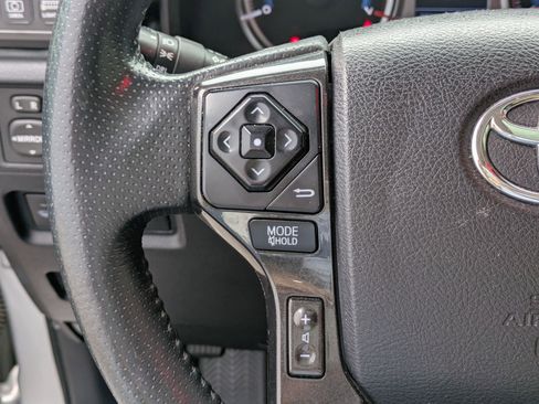 Used 2018 Toyota 4Runner TRD Off-Road Premium AWD/4WD image 18