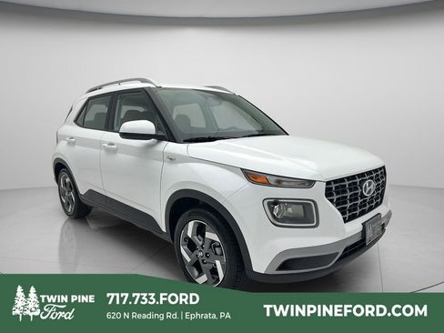 Used 2025 Hyundai Venue SEL FWD image 1