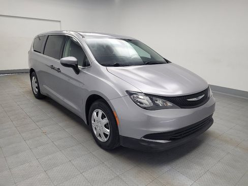 Used 2020 Chrysler Voyager L image 13