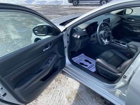 Used 2022 Nissan Altima 2.5 SR FWD image 11