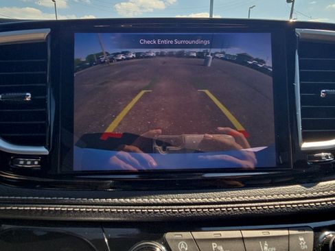 Used 2025 Chrysler Pacifica Limited FWD image 18