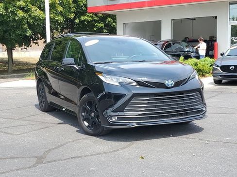 Used 2025 Toyota Sienna XLE Woodland Edition AWD/4WD image 37
