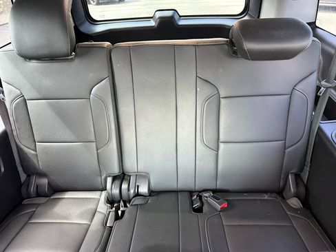 Used 2018 Chevrolet Suburban Premier RWD image 17