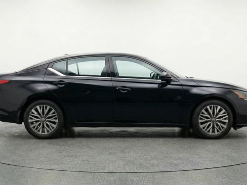Used 2025 Nissan Altima 2.5 SV FWD image 11