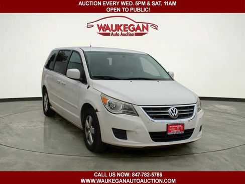 Used 2010 Volkswagen Routan SE FWD image 3