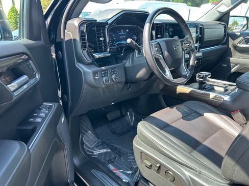 Used 2022 Chevrolet Silverado 1500 LT Trail Boss w/ LT Trail Boss Premium Package AWD/4WD image 6