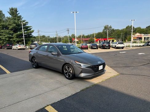 Used 2023 Hyundai Elantra SEL w/ Convenience Package FWD image 4