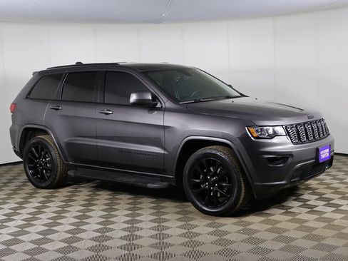 Used 2018 Jeep Grand Cherokee Altitude image 2
