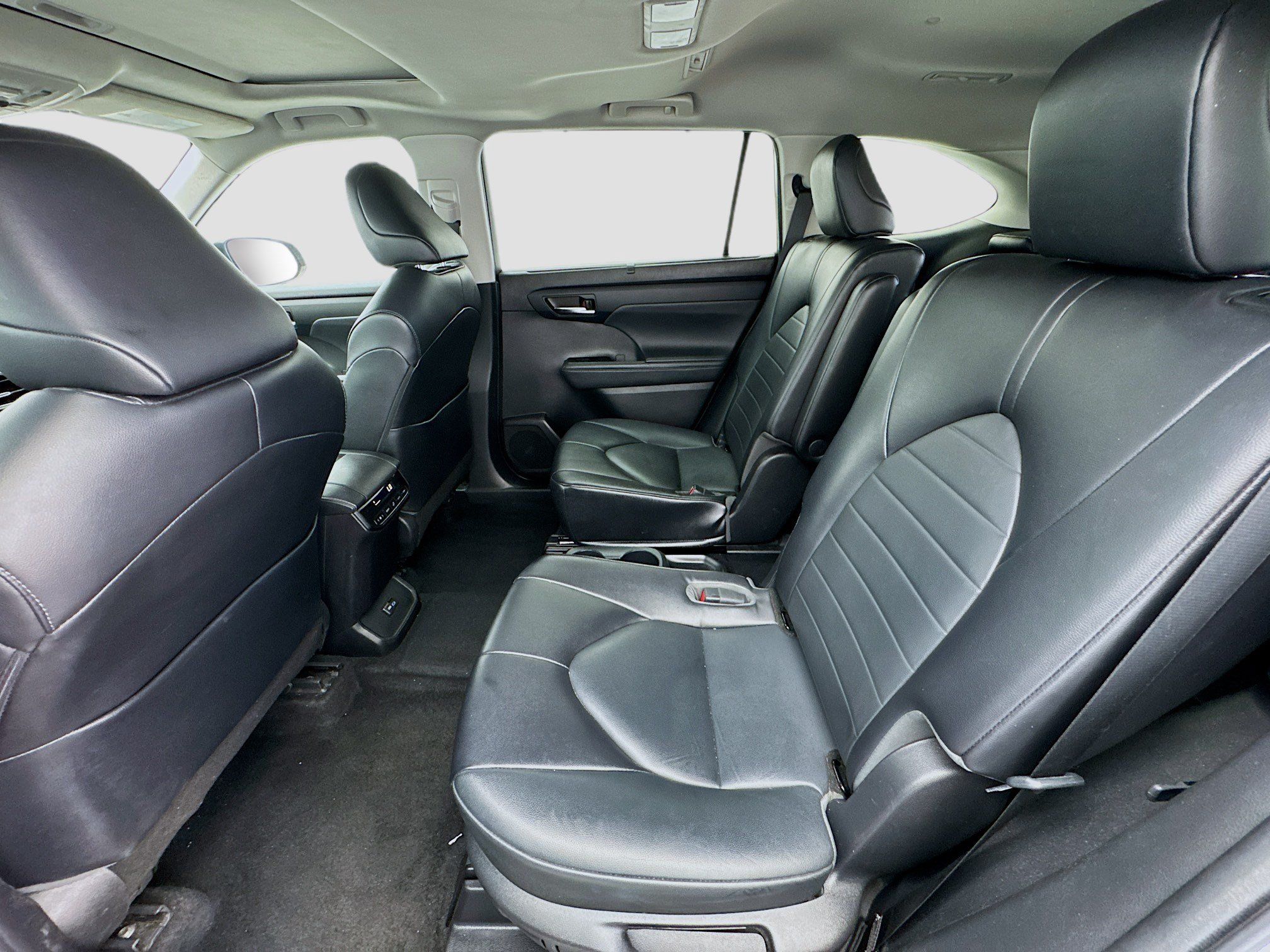 Used 2022 Toyota Highlander XLE FWD image 16
