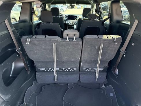 Used 2024 Chrysler Pacifica Touring image 12