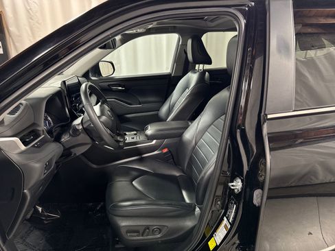 Used 2023 Toyota Highlander XLE AWD/4WD image 4