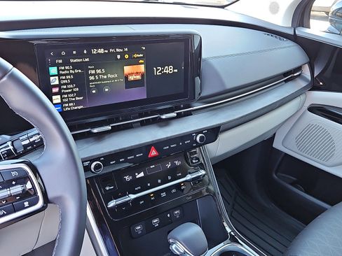 Used 2024 Kia Carnival EX image 17