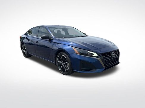 Used 2023 Nissan Altima 2.5 SR w/ SR Premium Package FWD image 2
