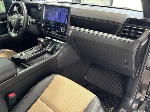 Used 2024 Lexus GX 550 AWD/4WD image 11