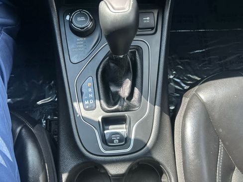 Used 2020 Jeep Cherokee Latitude Plus AWD/4WD image 19