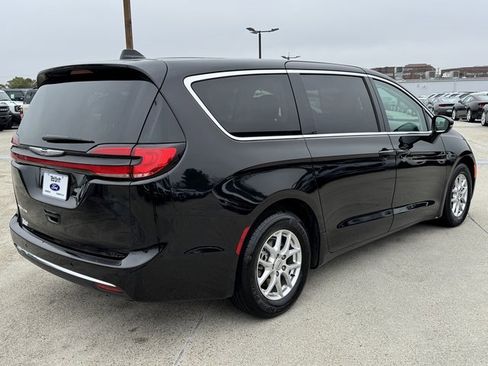 Used 2024 Chrysler Pacifica Touring-L image 8