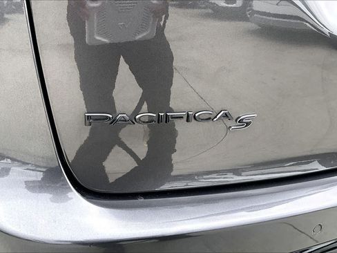 Used 2018 Chrysler Pacifica Limited w/ S Appearance Package FWD image 9