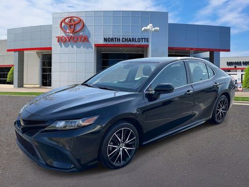Used 2021 Toyota Camry SE image 4