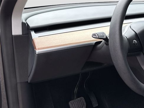 Used 2024 Tesla Model Y 2WD image 10