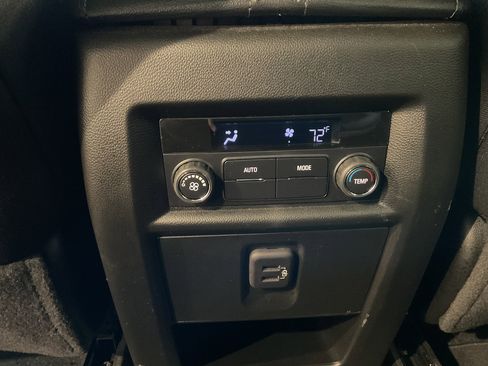 Used 2023 Chevrolet Traverse LT image 32