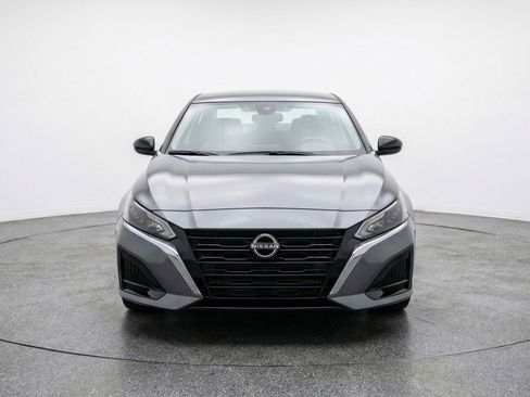 Used 2025 Nissan Altima 2.5 SV FWD image 2