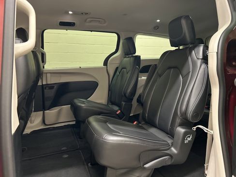 Used 2023 Chrysler Pacifica Touring-L image 8