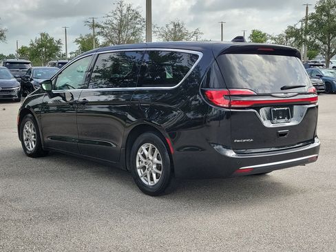 Used 2023 Chrysler Pacifica Touring-L FWD image 7