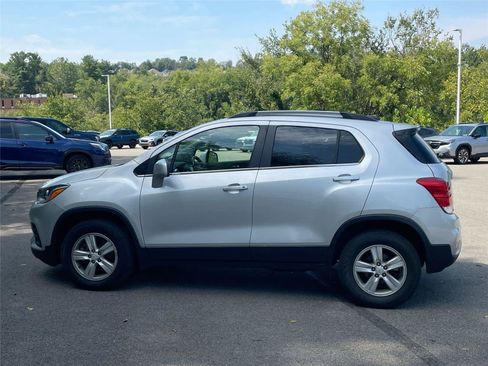 Used 2020 Chevrolet Trax LT w/ Sun & Sound Package AWD/4WD image 2