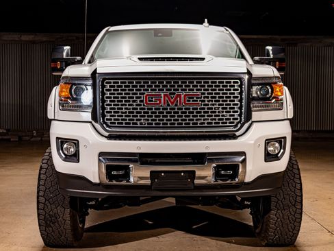 Used 2017 GMC Sierra 2500 Denali w/ Duramax Plus Package image 2