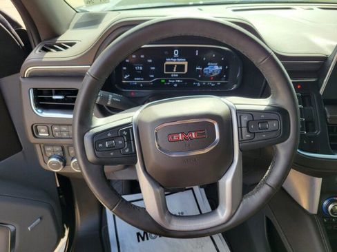 Used 2024 GMC Yukon SLT w/ SLT Luxury Package image 13