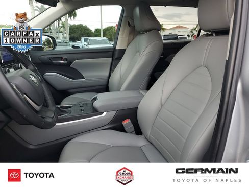 Used 2024 Toyota Highlander XLE FWD image 19