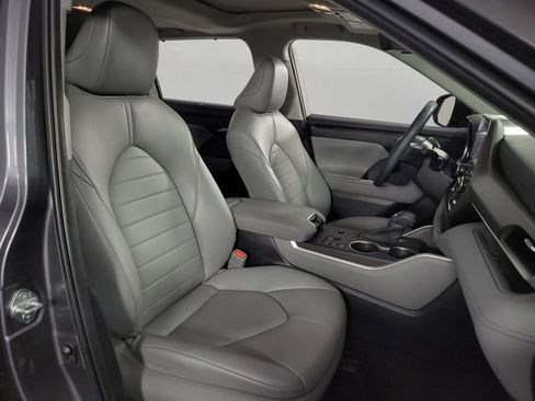 Used 2023 Toyota Highlander XLE image 15