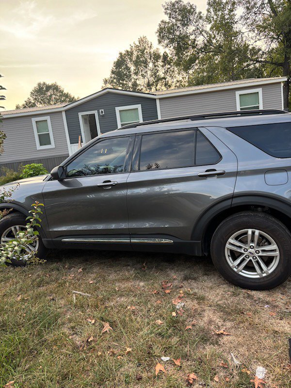 Used 2022 Ford Explorer XLT w/ Equipment Group 202A AWD/4WD image 2