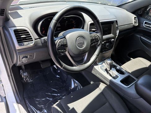 Used 2021 Jeep Grand Cherokee Laredo RWD image 2