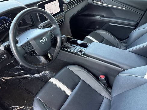 Used 2025 Toyota Camry SE FWD image 5