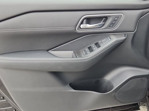 Used 2026 Nissan Rogue Platinum w/ Platinum Premium Package image 10