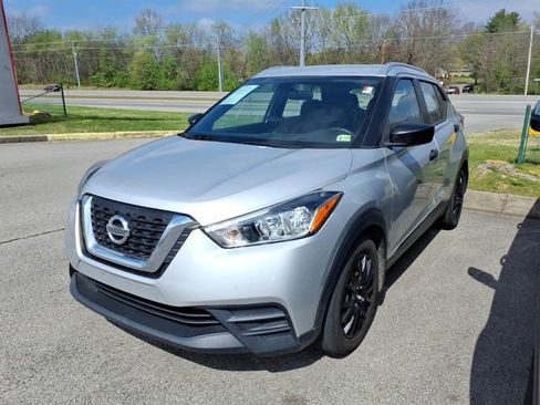 Used 2018 Nissan Kicks S image 3