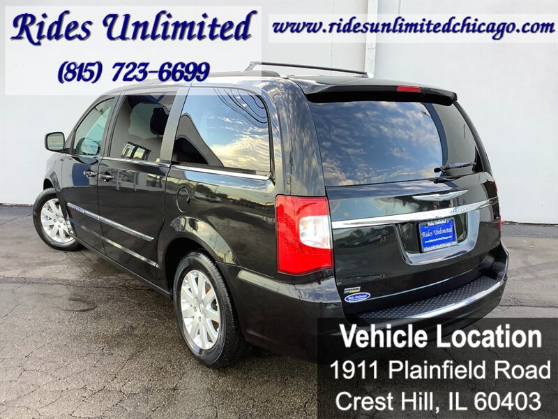 Used 2014 Chrysler Town & Country Touring FWD image 4