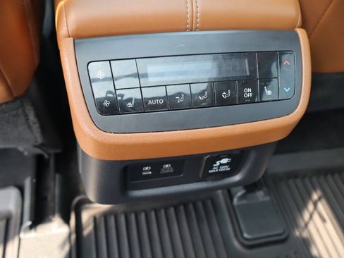 Used 2023 Nissan Pathfinder Platinum AWD/4WD image 16